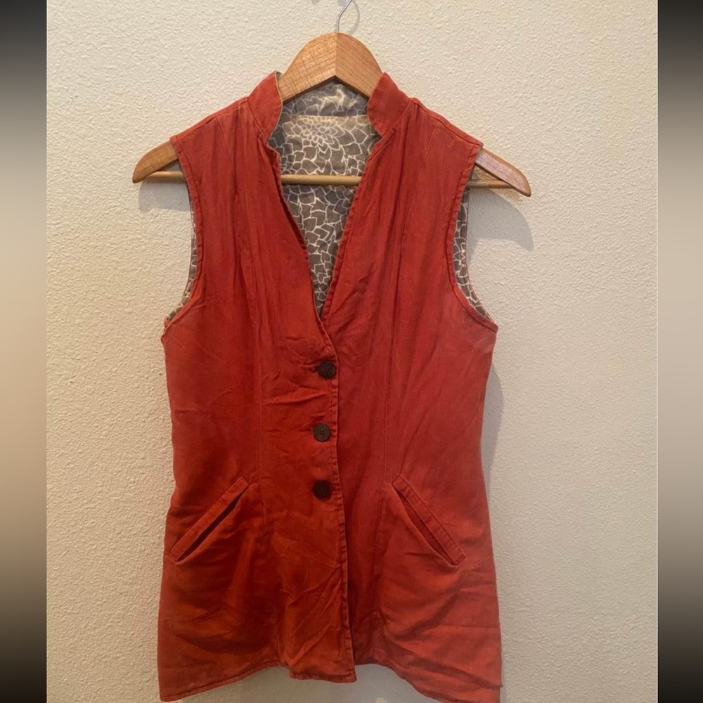 Red vest see description